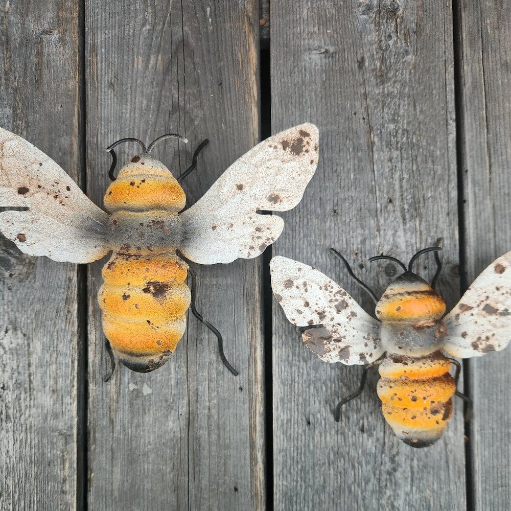 Set of 2, Rustic Metal Bee Wall Hanging Garden Decor